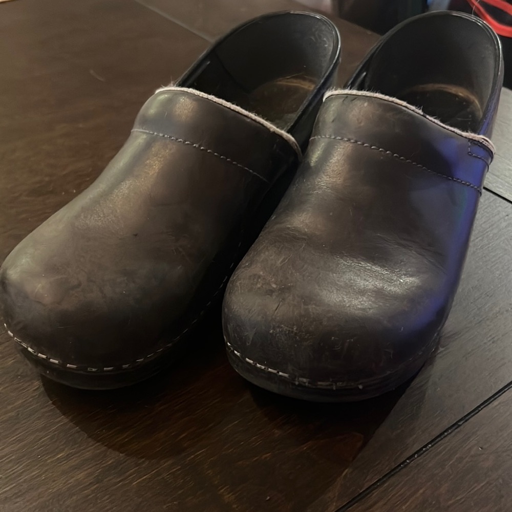 Black matte clogs